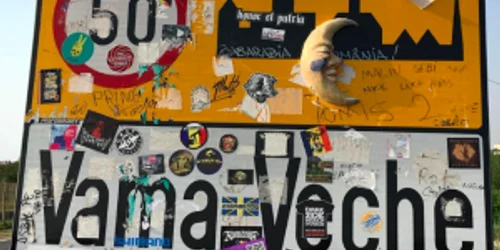 Plăcuţa colorată de la intrare în Vama Veche Sursa Facebook Vama Veche