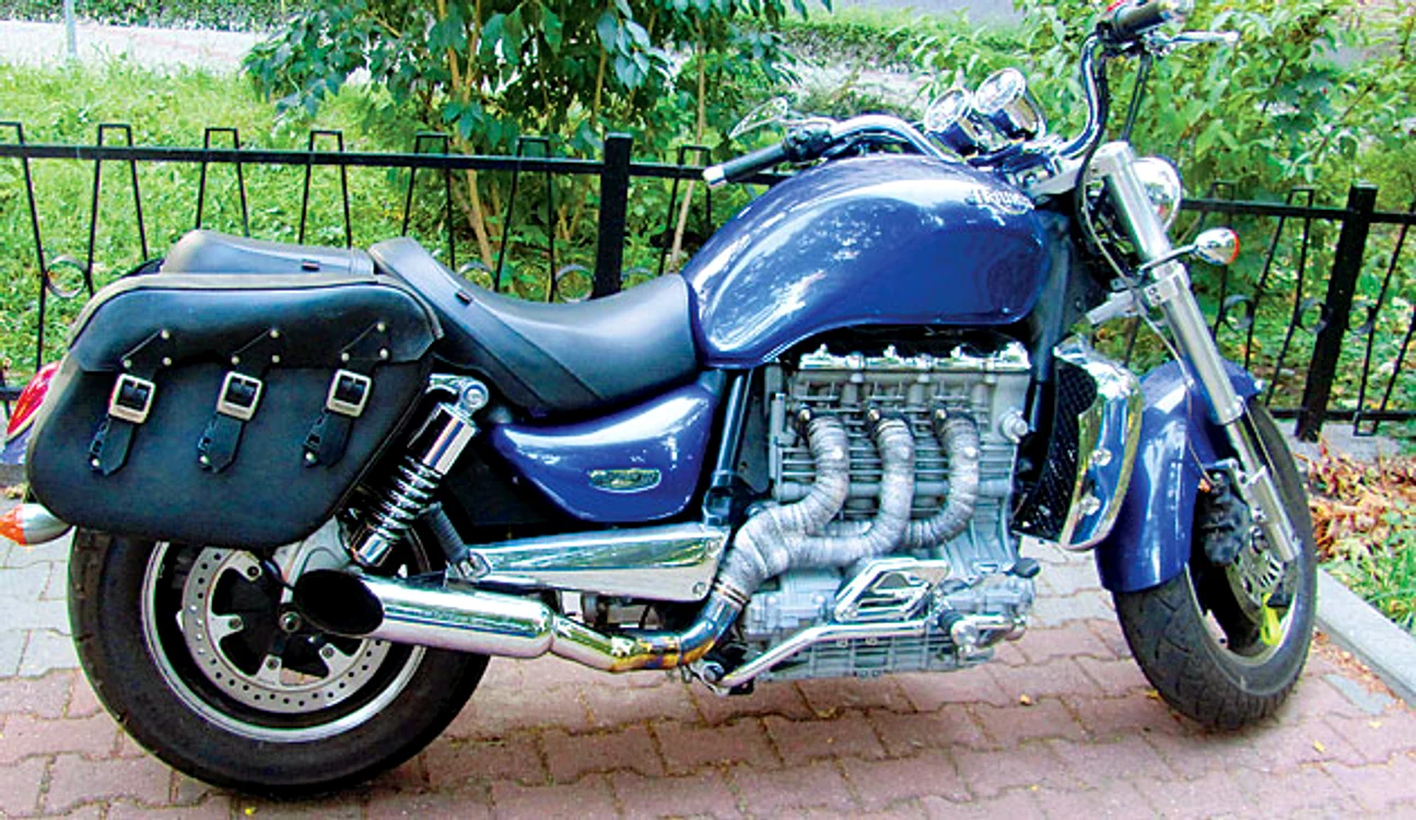 Solistul a primit un  motor Triumph Rocket 3,  de 2.300 de cmc
