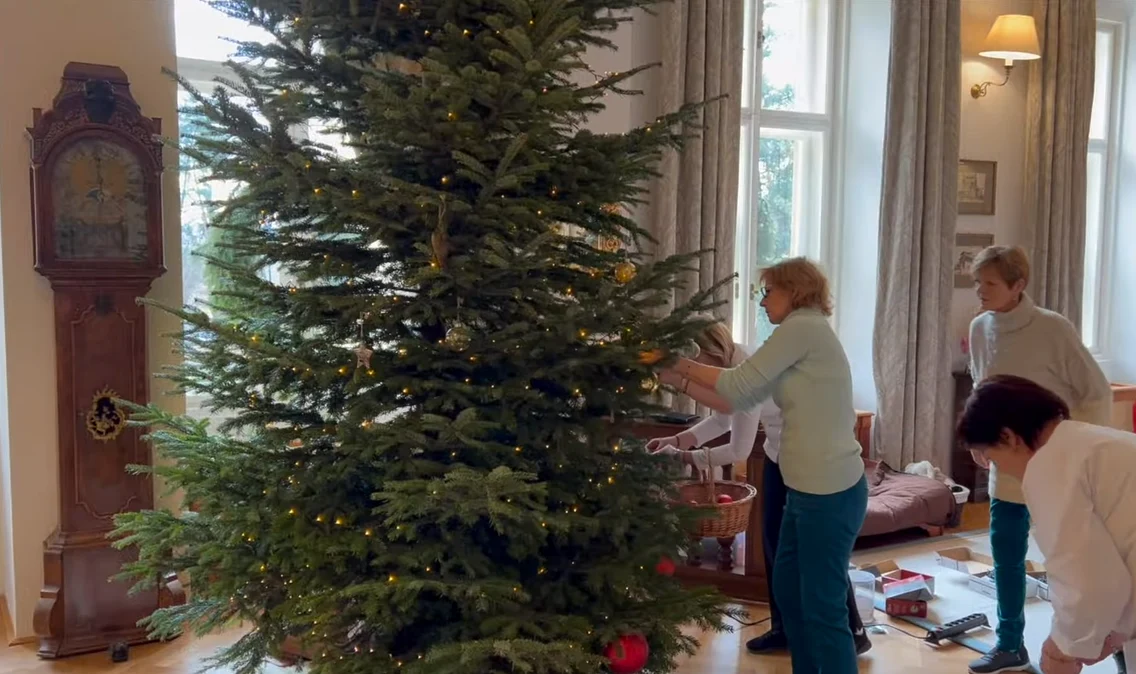 Crăciun la Săvârșin cu Majestatea Sa Margareta și Principesa Elena, mama lui Nicolae al Românie. FOTO: captură video