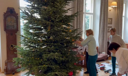 Crăciun la Săvârșin cu Majestatea Sa Margareta și Principesa Elena, mama lui Nicolae al Românie. FOTO: captură video