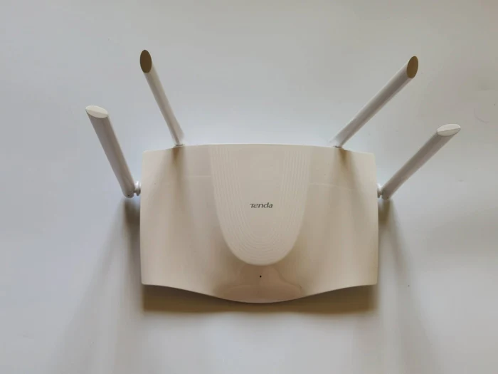 Router Tenda RX3 (AX1800). FOTO Adrian Pogîngeanu