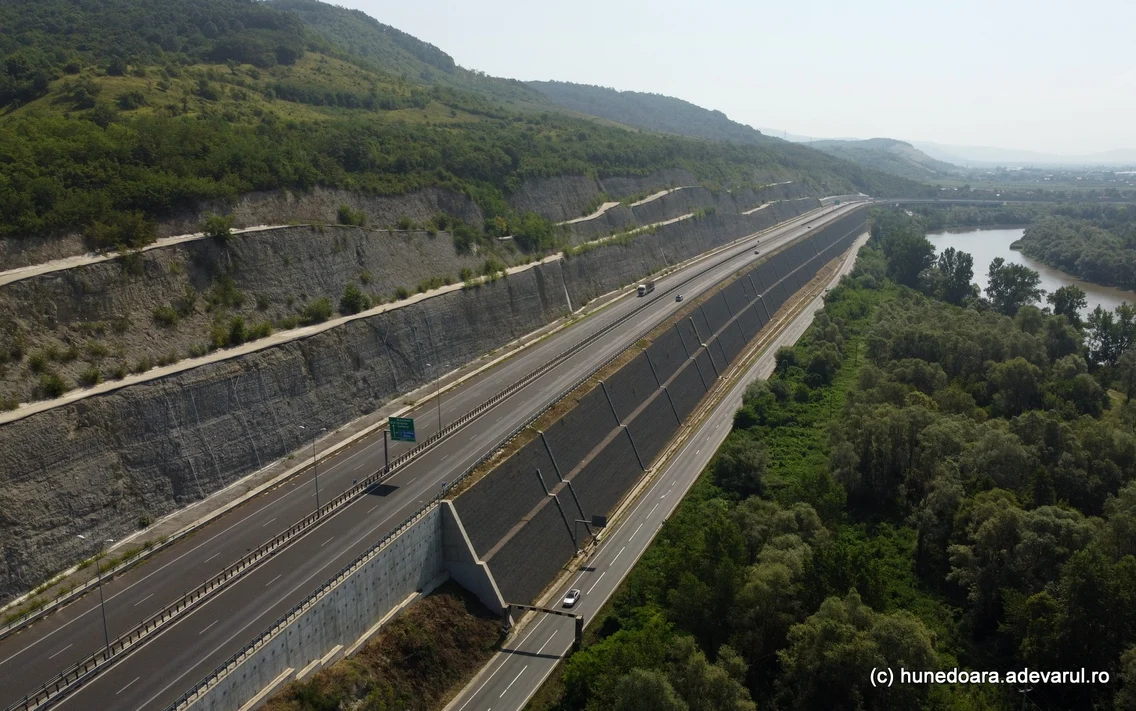Dealul Liliecilor de pe Autostrada Lugoj Deva  Foto Daniel Guță ADEVĂRUL (1) JPG