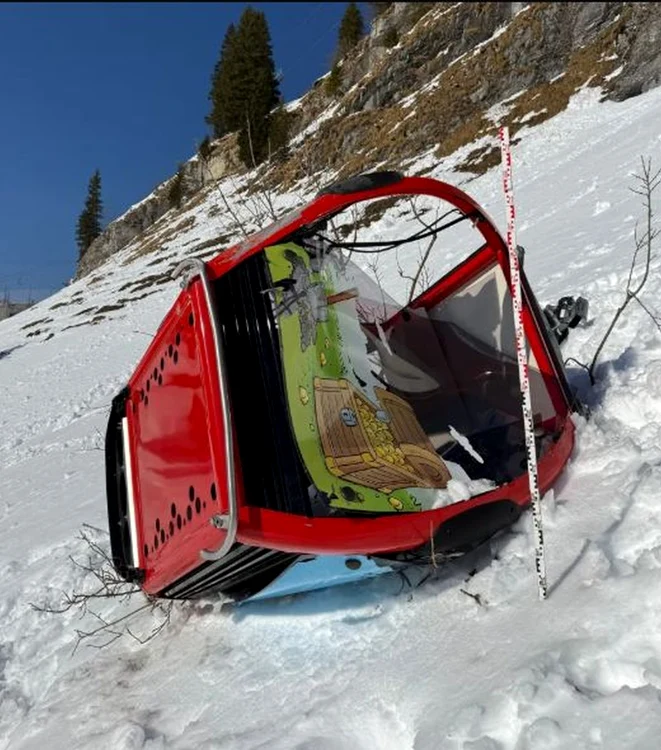 Telegondola s-a rostogolit pe stâncile înzăpezite ale Alpilor Elvețieni (Foto: Nidwalden Police)