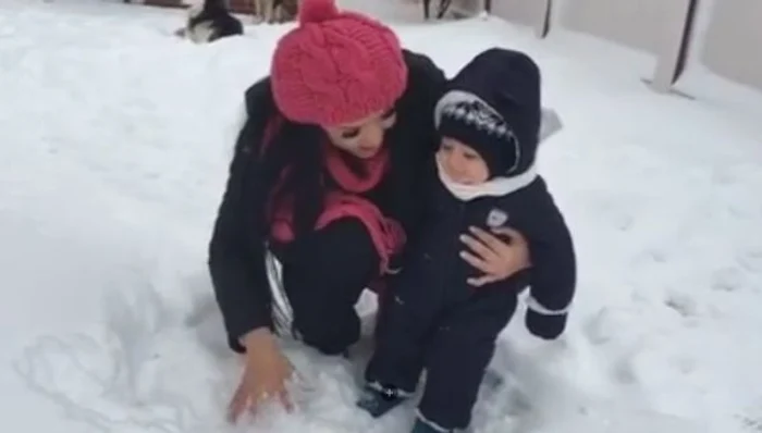 David s-a jucat în zăpadă alături de mămica lui