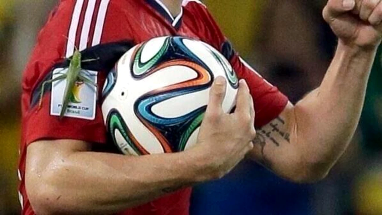 Fotbalistul columbian nu şi-a dat seama că are o lăcustă pe umăr