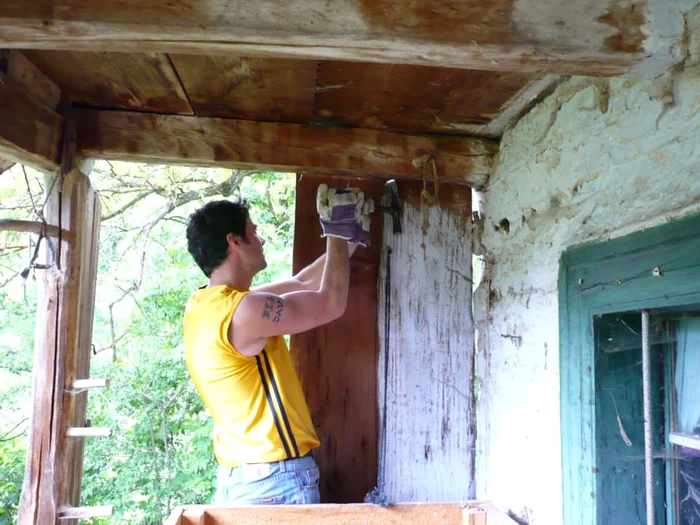 Tinerii lucrează din greu pentru recondiționarea casei