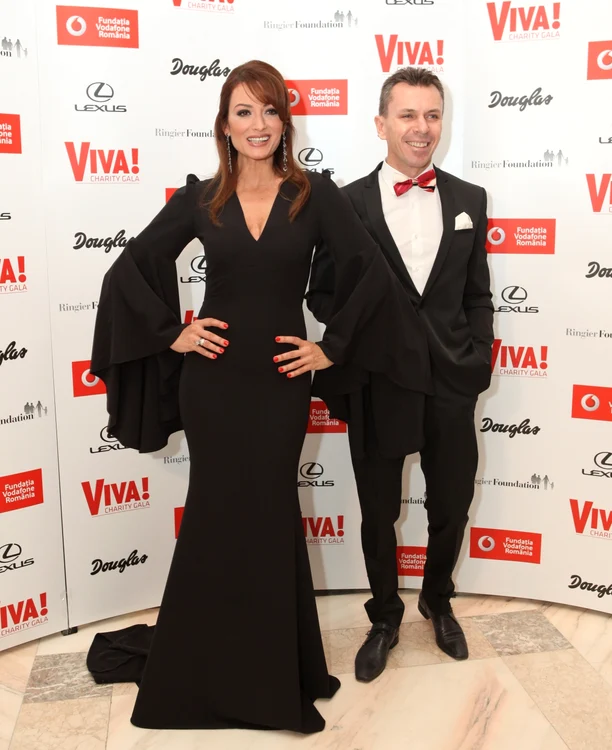 Anca Ţurcaşiu şi-a aşteptat soţul înainte de a păşi la panou pentru pozele obişnuite