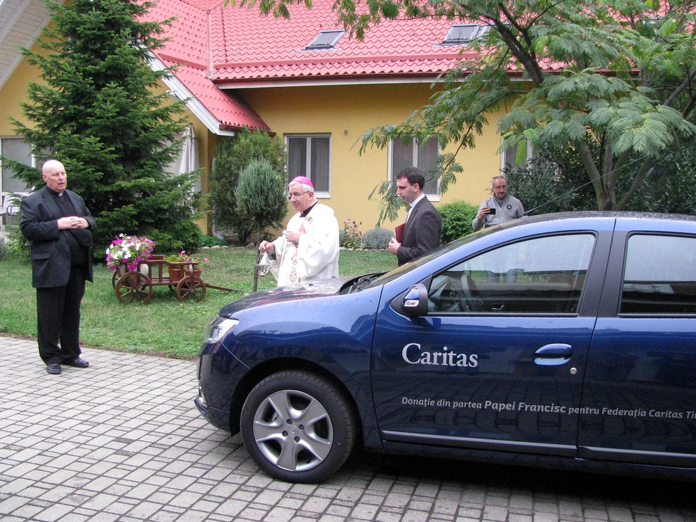 Dacia Logan cu care s-a plimbat Papa Francisc prin România a fost inscripționată