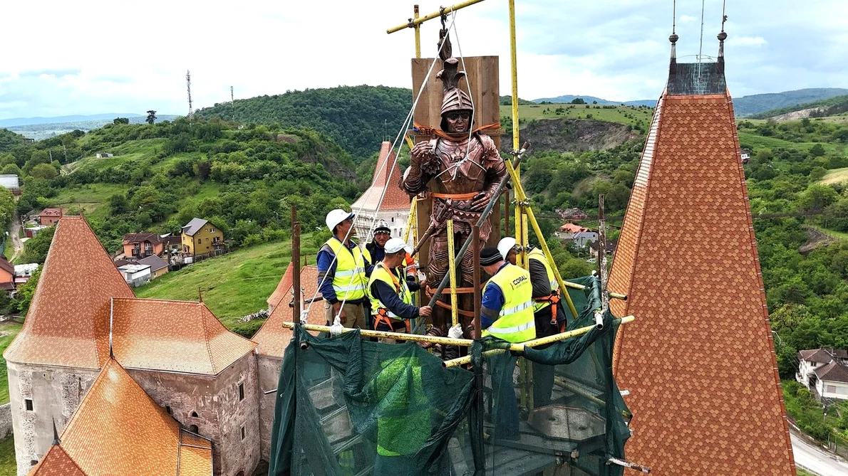 Cavalerul care îl reprezintă pe Iancu de Hunedoara, reamplasat pe Turnul Buzdugan al Castelului Corvinilor (© Primăria Hunedoara)