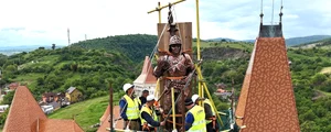 Cavalerul care îl reprezintă pe Iancu de Hunedoara, reamplasat pe Turnul Buzdugan al Castelului Corvinilor (© Primăria Hunedoara)