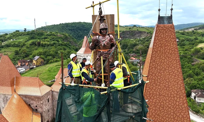Cavalerul care îl reprezintă pe Iancu de Hunedoara, reamplasat pe Turnul Buzdugan al Castelului Corvinilor (© Primăria Hunedoara)