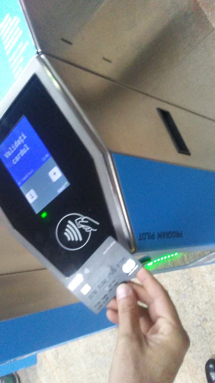 
    Accesul la metrou prin intermediul cardului contactless este prima etapă din digitalizarea transportului în subteran  