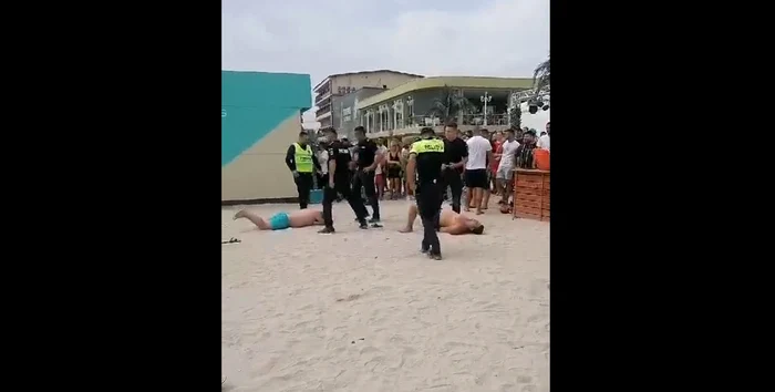 Turiști încătușați pe plajă FOTO Captură video