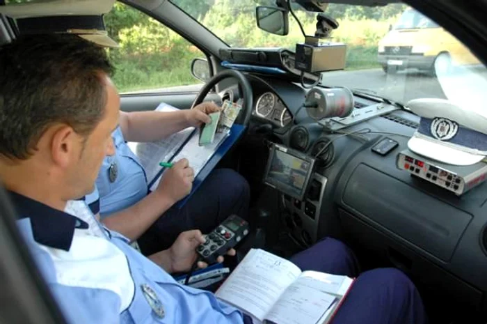 
    Poliţiştii i-au reţint permisul bărbatului  