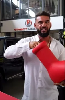 Dorian Popa și-a achiziționat faimoasele cizme în versiunea originală / Foto: Instagram