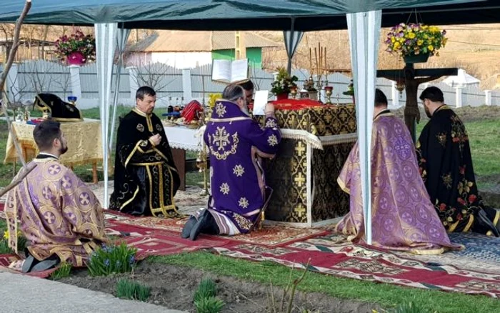 Episcopul Ignatie al Huşilor a oficiat o slujă în aer liber