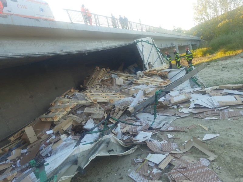 TIR căzut într-un râu, de pe un pod, pe DN7, la granița dintre Vâlcea și Argeș. Șoferul a scăpat teafăr FOTO