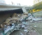 TIR căzut de pe un pod de pe DN7 în râul Topolog în Vâlcea Foto ISU Vâlcea