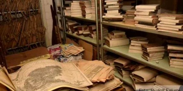 Mii de volume foarte vechi sunt restaurate la Prima Şcoală Românească FOTO Ioan Buciumar