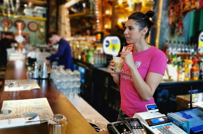 Denisa Dedua a gustat din Frappe-ul Denisa, preparat chiar de ea