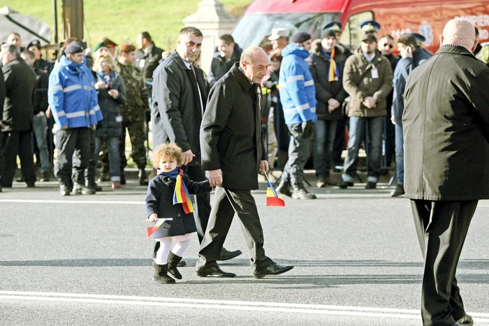 
    Fostul preşedinte Traian  Băsescu a mers la parada militară  de 1 Decembrie, organizată, în  Piaţa Constituţiei, însoţit de  fiica mezinei Elena BăsescuFoto: Mihai Ionescu  