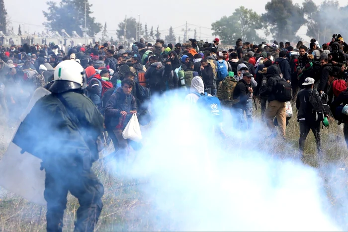 Ciocniri intre migranti si fortele de ordine in Grecia FOTO EPA-EFE