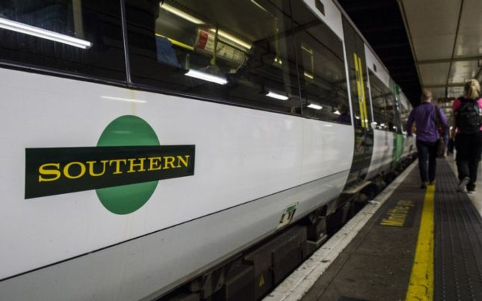 Bancher condamnat după ce a călătorit de sute de ori cu trenul fără bilet. Câți bani a economisit