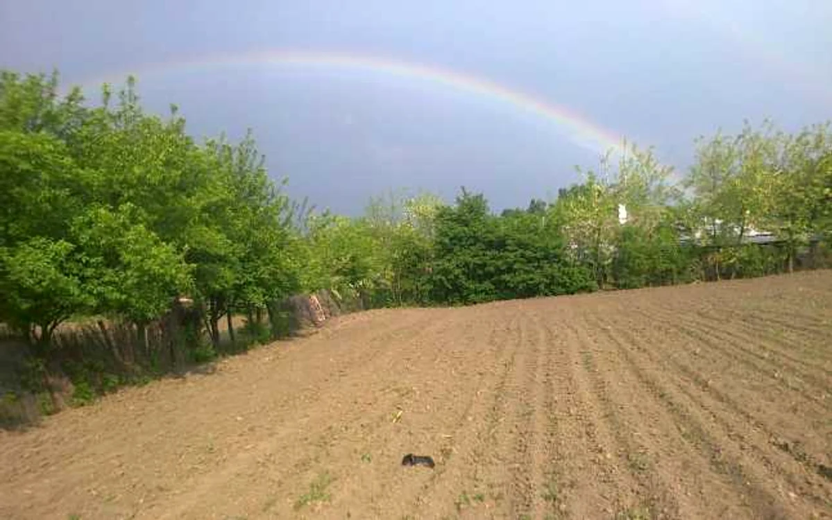 „Curcubeul şi-a făcut apariţia aproape pe neobservate, când foarte puţini
 dintre puţinii locuitori ai satului, după clopotele biserici, se 
pregăteau pentru noaptea de Înviere ce avea să urmeze.”                                FOTO: Arhivă personală
