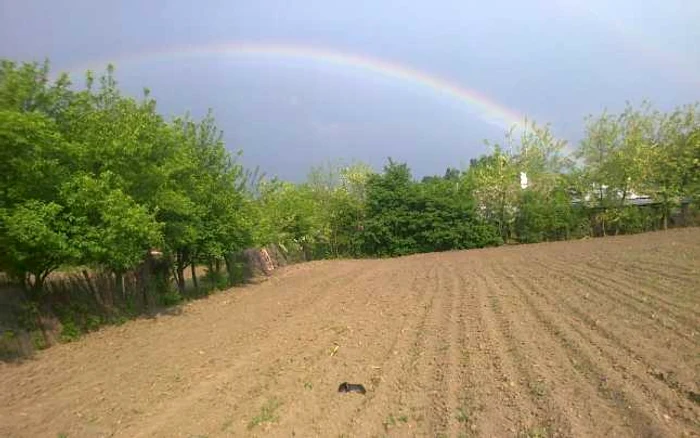 „Curcubeul şi-a făcut apariţia aproape pe neobservate, când foarte puţini
 dintre puţinii locuitori ai satului, după clopotele biserici, se 
pregăteau pentru noaptea de Înviere ce avea să urmeze.”                                FOTO: Arhivă personală