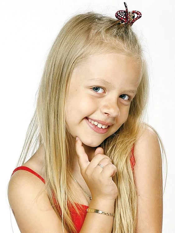 La 13 ani, Carina din telenovela “Îngeraşii” a dat iama în trusa de farduri