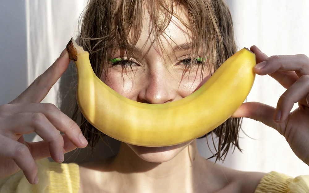 Dilema bananelor a împărțit internetul în două: „De la codiță sau ca maimuțele?”