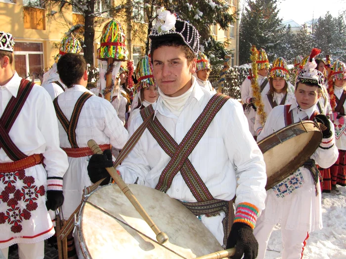 Colindatul flăcăilor, tradiţie precreştină