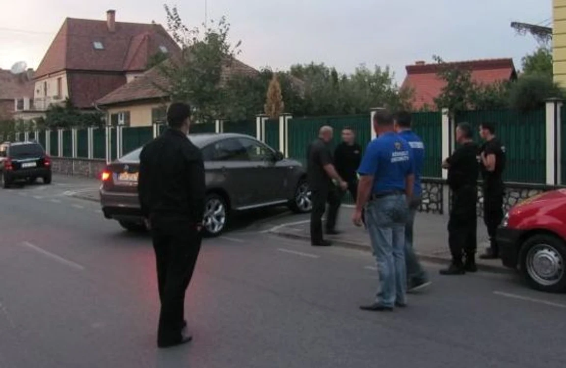 
    Ilie Carabulea, flancat de bodyguarzi la sosirea acasa din inchisoare  