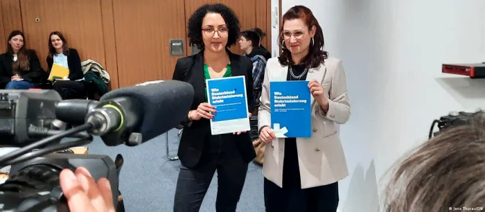 Ferda Ataman (dreapta), responsabilă cu combaterea discriminării, alături de Samera Bartsch, coautor