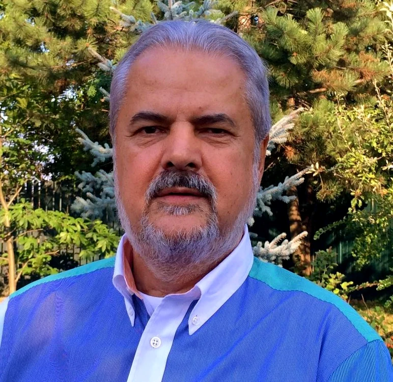 
    Adrian Năstase a făcut operaţia la o clinică din afara BucureştiuluiFoto: arhiva personală  