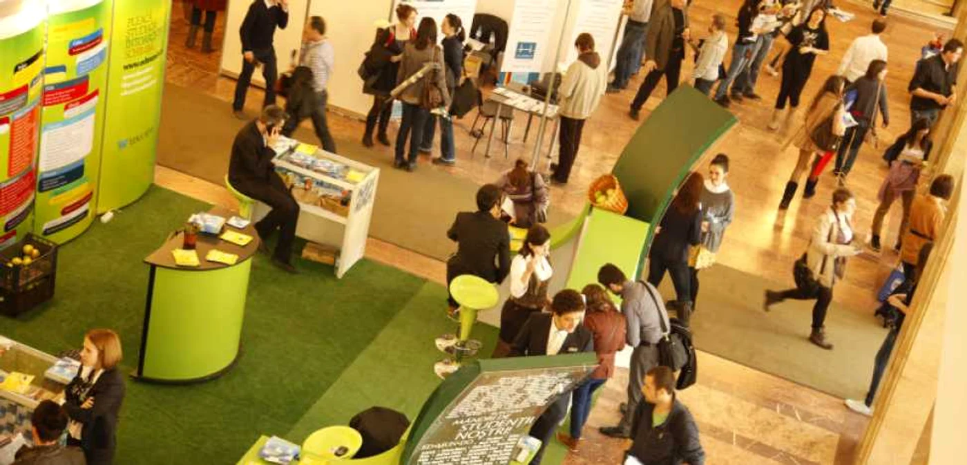Mii de tineri români îşi încearcă în fiecare an norocul pentru a studia la universităţi străine, la târgul RIUF organizat în România                                                                                                       Foto: riuf.ro