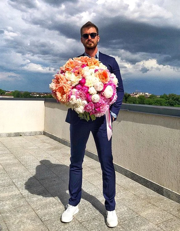 Bogdan Vlădău, cu flori pentru fetele lui 