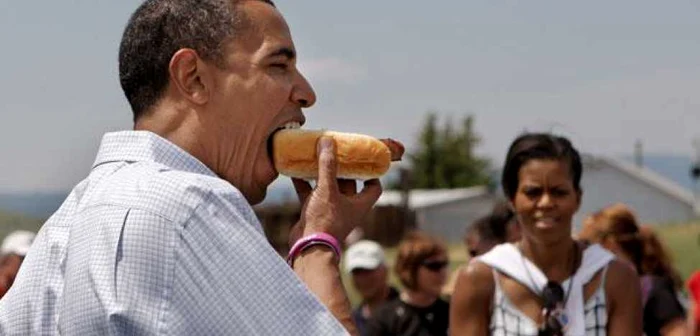 Preşedintele american mănâncă hot dog fără ketchup