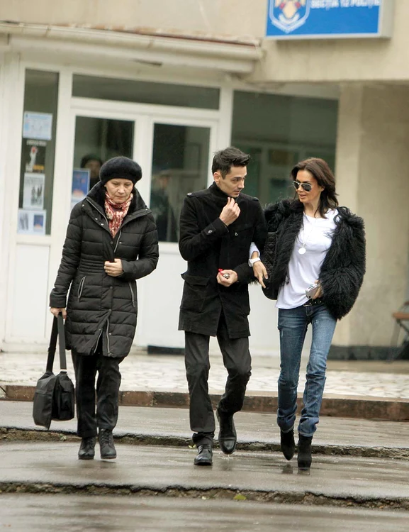 Oana era ieri doar piele şi os, când s-a prezentat la Poliţie, alături de Răzvan, fostul ei iubitFoto: Roberto Sălceanu