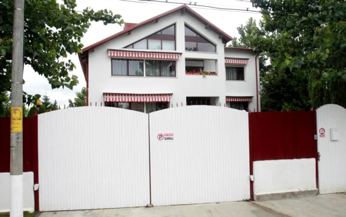 
    Luxoasa vilă din Ciolpani a fost răvășită de mascați la percheziții  