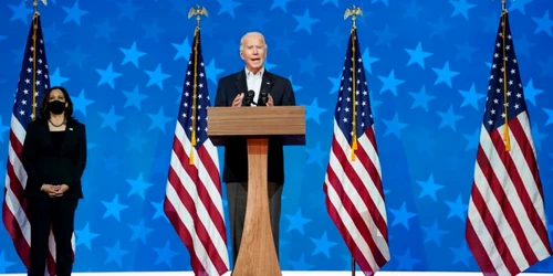 Joe Biden insotit de senatoarea Kamala Harris vorbeşte la Queen theater pe 5 noiembrie în Wilmington Delaware FOTO Getty Images / Drew Angerer