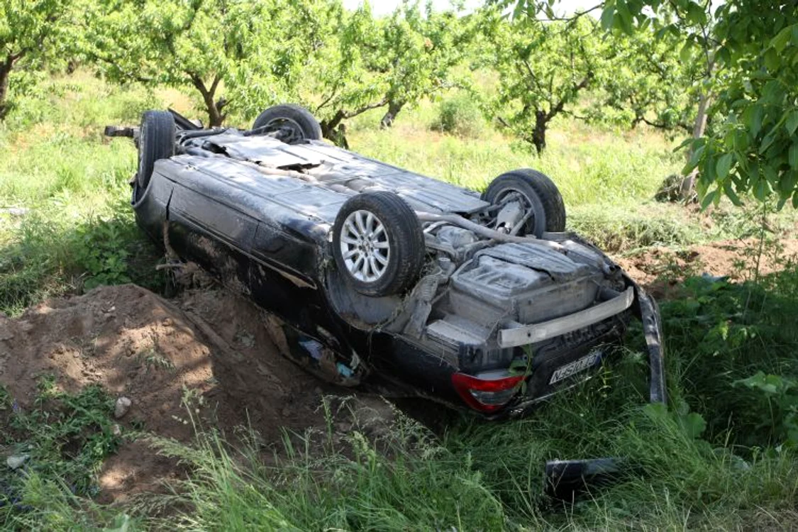 Mercedesul s-a răsturnat, Loganul a ajuns în vie, iar Renault-ul în şanţ
