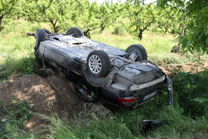 Mercedesul s-a răsturnat, Loganul a ajuns în vie, iar Renault-ul în şanţ