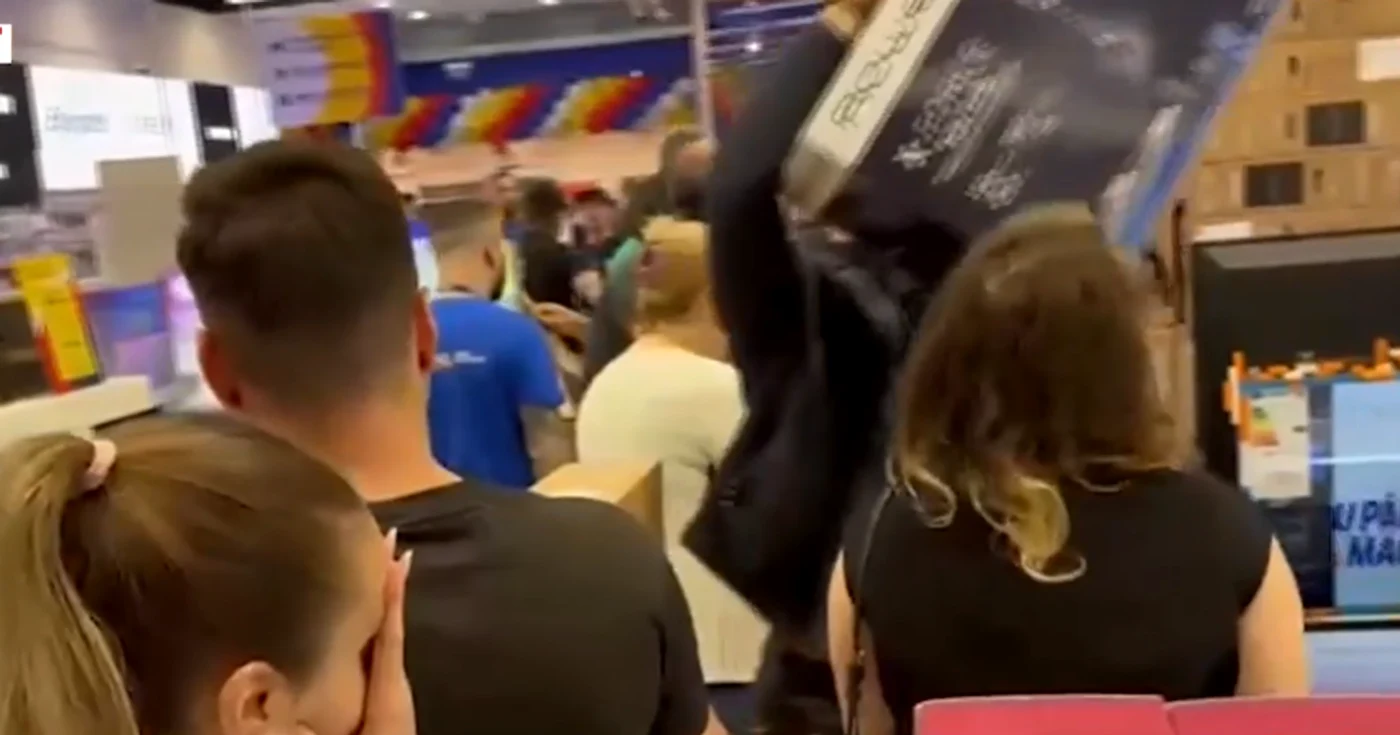 Cozi la tigări. FOTO captură antena3.ro.
