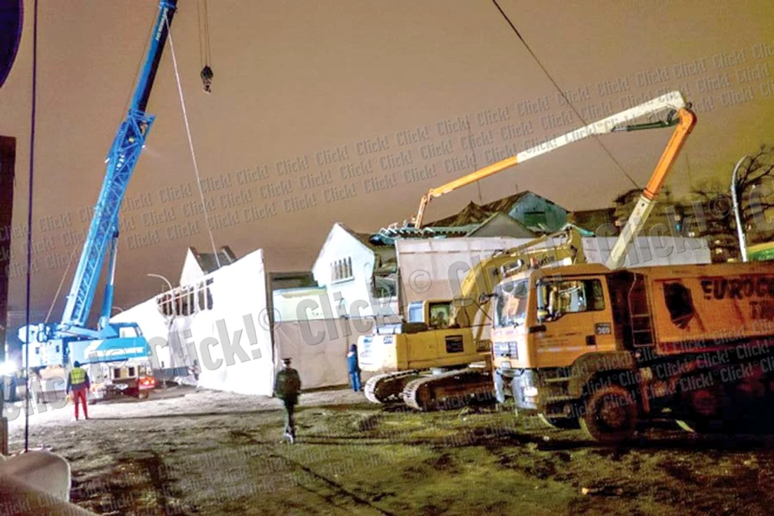 Ieri, muncitorii lucrau intens la  demontarea pereţilor halei. Elementele  de structură metalică vor fi refolosite (Fotografii: Roberto Sălceanu)