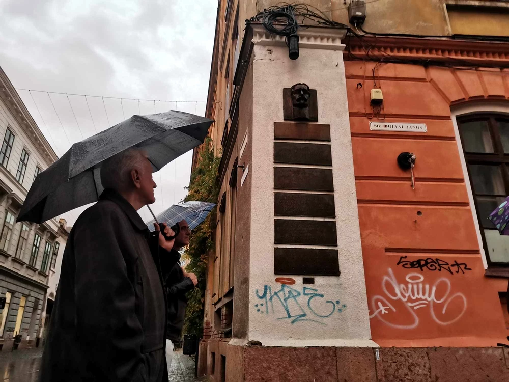 Plăcile dedicate lui Bolyai pe fosta Cazarma ofiţerilor de stat major FOTO Ștefan Both