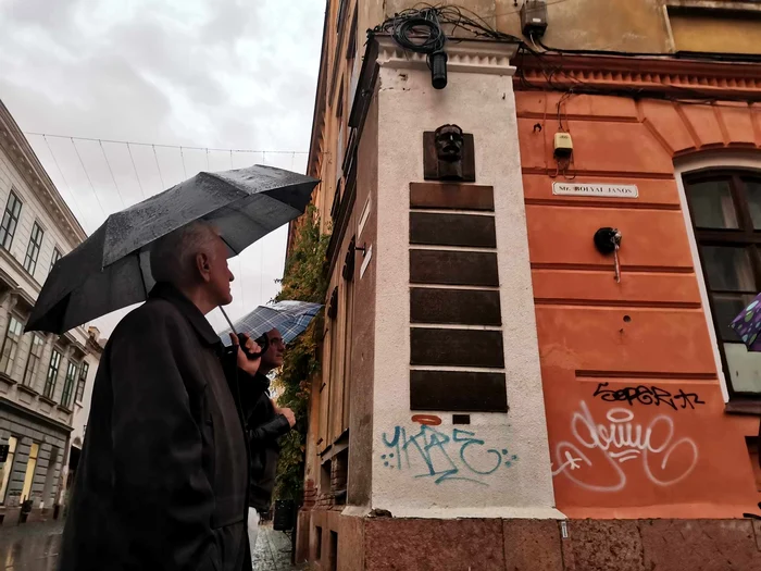 Plăcile dedicate lui Bolyai pe fosta Cazarma ofiţerilor de stat major FOTO Ștefan Both
