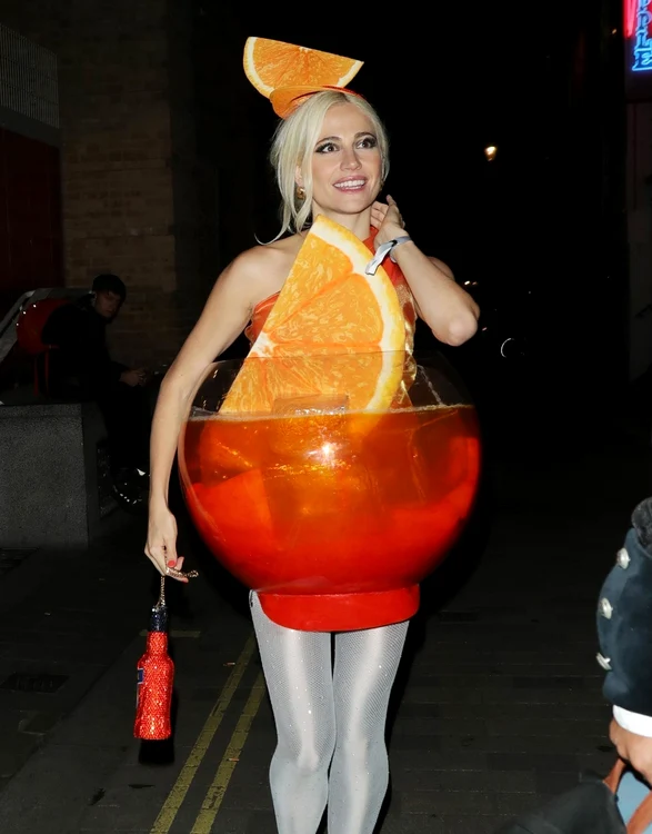 Pixie Lott s-a costumat într-un pahar de Aperol Spritz de Halloween 2024