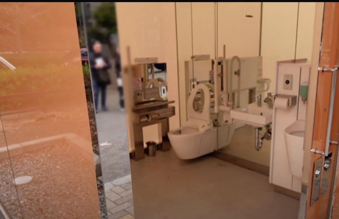 Toalete japoneze. FOTO Captură  YouTube Japanese Stylish Public Toilet - THE TOKYO TOILET