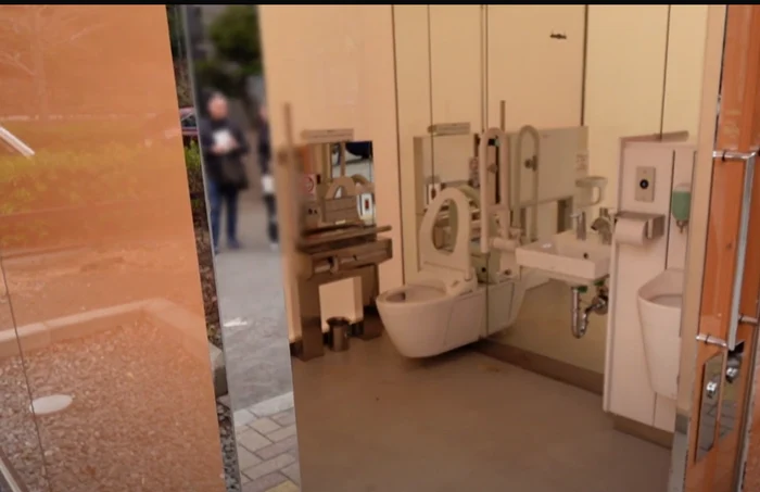 Toalete japoneze. FOTO Captură  YouTube Japanese Stylish Public Toilet - THE TOKYO TOILET